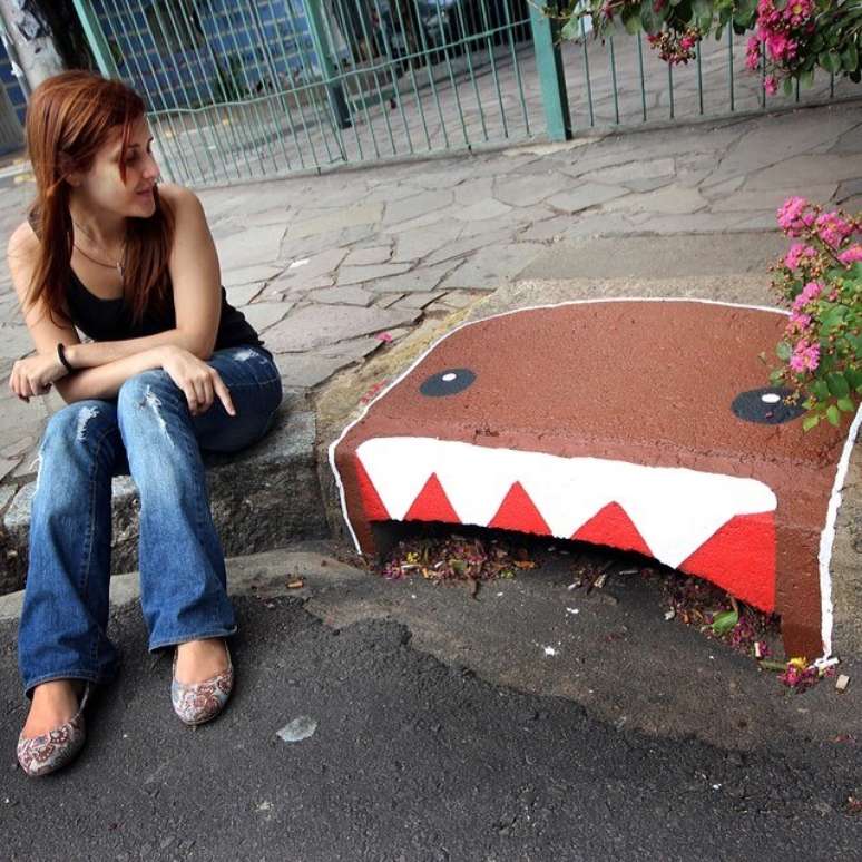 A jornalista Vanessa Zanini, moradora do bairro há 17 anos, contribuiu com o projeto personalizando um bueiro na rua Lima e Silva