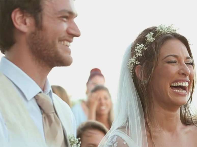 Em uma cerimônia intimista em um belíssimo cenário cercado por verde e água, a atriz Gisele Itié se casou com o ator Emílio Dantas, no último fim de semana. O vídeo, publicado na web, traz belas cenas da cerimônia e da festa - imagens que podem ser conferidas nesta galeria