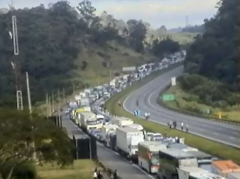 O acidente bloqueou os dois sentidos da rodovia Castelo Branco