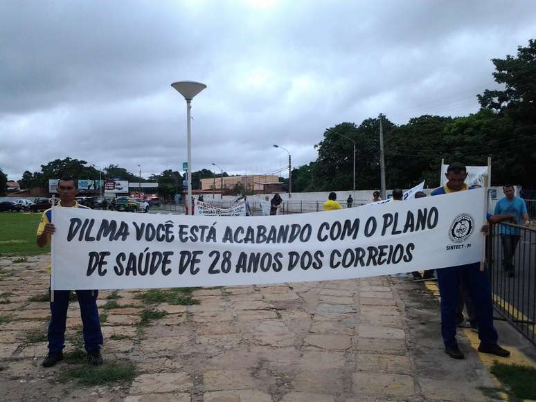 <p>Trabalhadores dos Correios em greve mostraram faixas criticando as mudanças no plano de saúde</p>