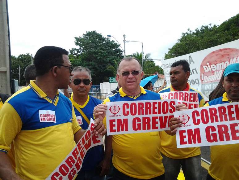 <p>O presidente do Sindicato dos Correios do Piauí diz que a manifestação quer chamar atenção de Dilma</p>