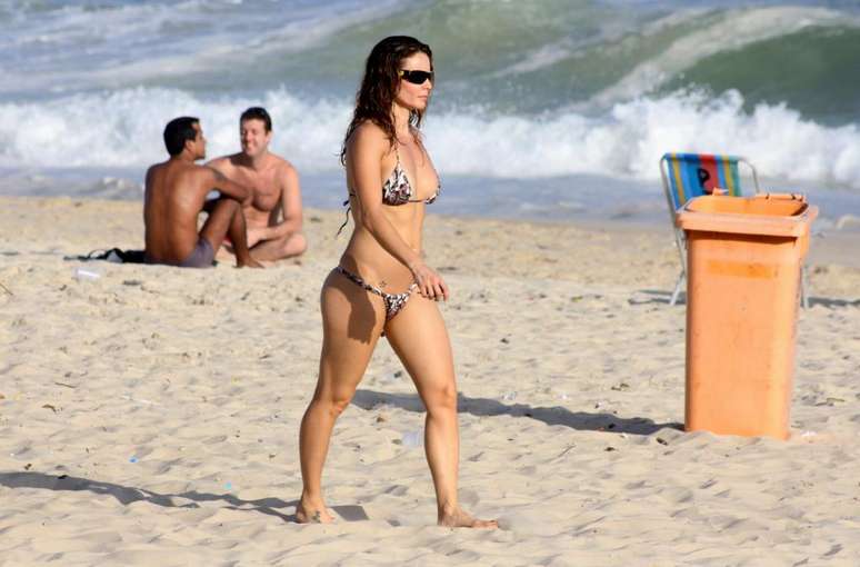 Aos 42 anos, a atriz Rita Guedes impressiona pela boa forma.  Fã de praia, ela aproveitou o dia de sol para caprichar no bronzeado 