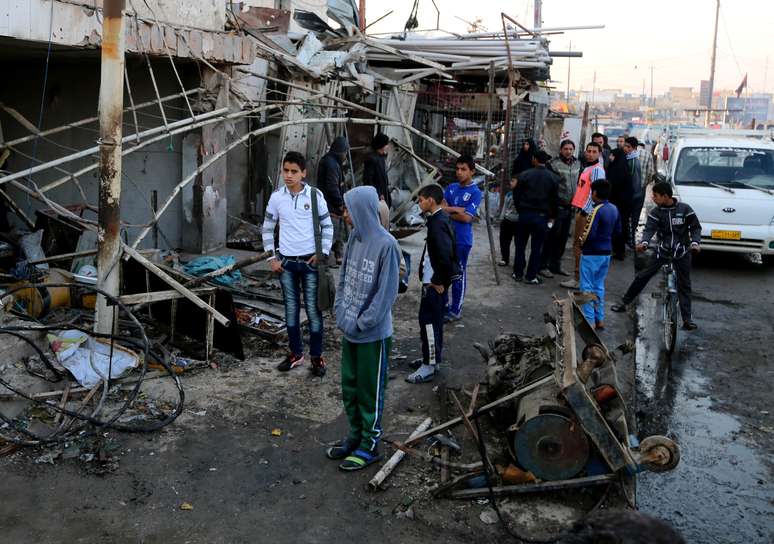 Local onde um veículo foi detonado por explosivos em bairro oriental de Ur, Bagdá nesta teça-feira