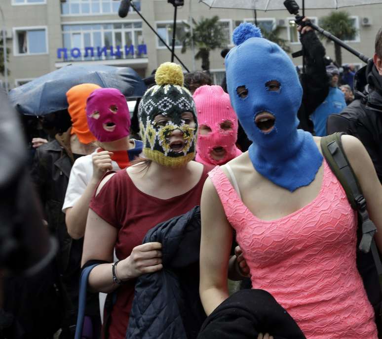 Nadezhda Tolokonnikova de gorro azul e Maria Alekhina, de rosa 