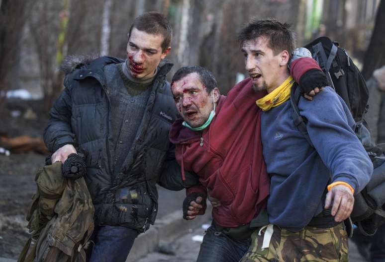 Pessoas feridas após confrontos com a polícia antidistúrbios no centro de Kiev