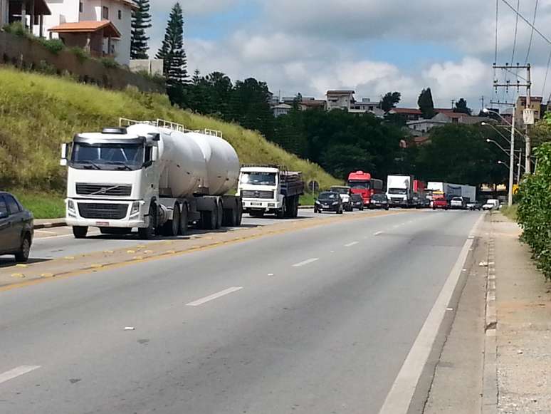 Tr&acirc;nsito teve reflexos na rodovia Raposo Tavares, na altura de S&atilde;o Roque, sentido S&atilde;o Paulo