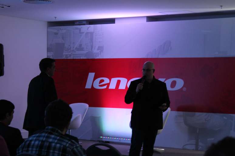 Dan Stone (direita) e Juarez Bertholdo (esquerda) explicam os próximos passos da Lenovo