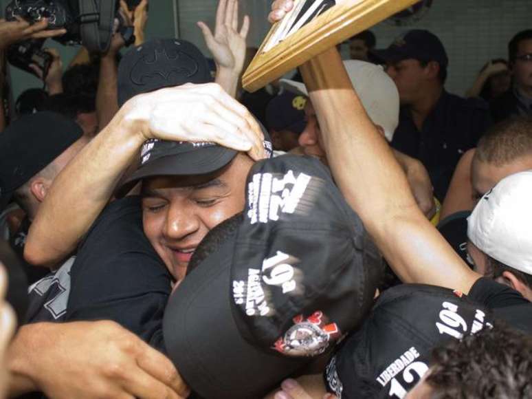 Festa em aeroporto marcou desembarque dos torcedores corintianos libertados em agosto