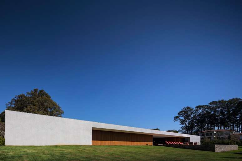 <p>Localizada em Porto Feliz, no interior de São Paulo, a Casa Lee foi projetada pelo arquiteto Marcio Kogan e tem um desenho contemporâneo e minimalista</p>