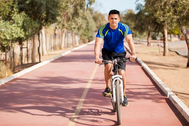 Indicadas, sobretudo, para quem gosta de manter a forma ao ar livre, as caminhadas de bicicleta mandam embora até 250 calorias em 30 minutos
