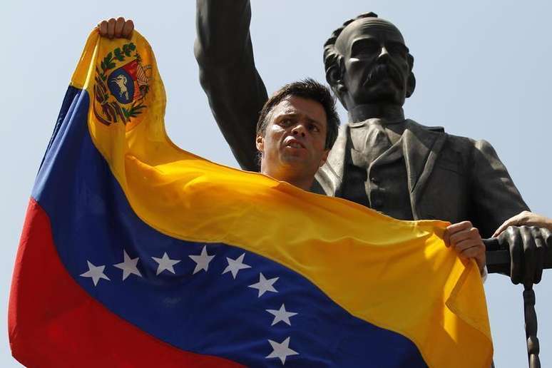 <p>O l&iacute;der opositor venezuelano Leopoldo Lopez discursa para apoiadores antes de se entregar em Caracas, em 18 de fevereiro</p>