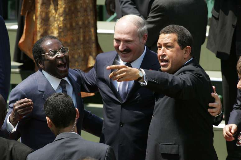 <p><strong>2006 -</strong> Mugabe em encontro com oentão presidente da Bielorrúsia, Aleksandr Lukashenko, e o então pesidente da Venezuela, Hugo Chávez, durante o 14º Encontro do <em>Non-Aligned Movement</em>, em Havana</p>