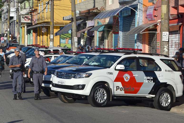 Policiais militares participam da reintegração de posse na zona leste da capital