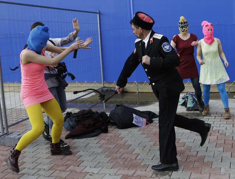 <p>Integrantes da banda punk Pussy Riot foram agredidos por policiais em Sochi durante protesto</p>