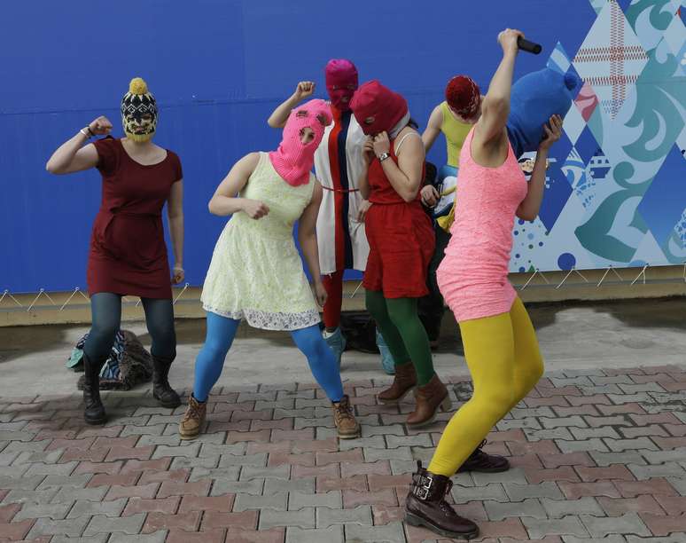 Nadezhda Tolokonnikova (de azul) e Maria Alekhina (de rosa), ativistas da banda punk Pussy Riot, fazem protesto em Sochi, na Rússia