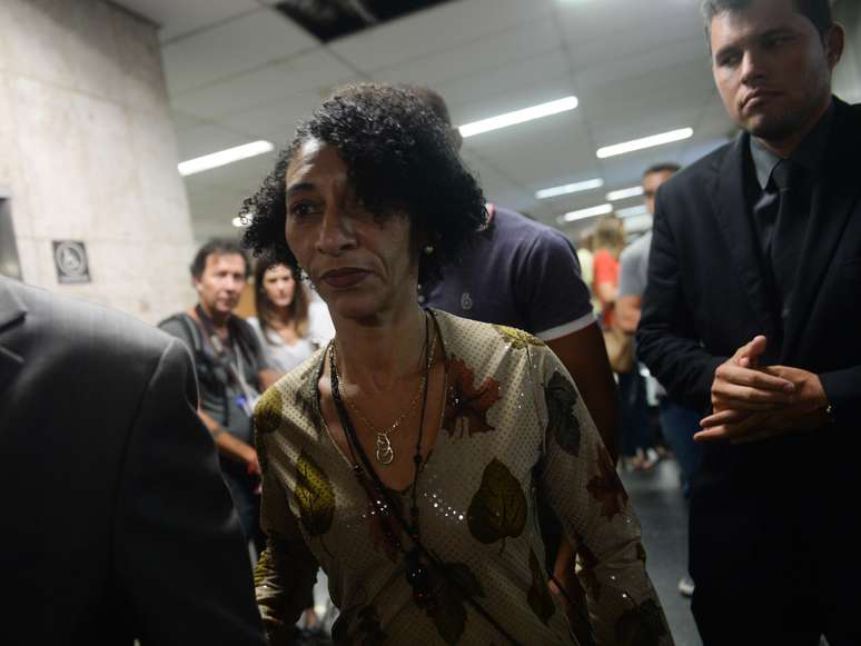 Antes de entrar na sala do julgamento, Elisabeth Gomes da Silva, que chegou ao Tribunal acompanhada do filho Anderson, disse que já não tem mais esperança de encontrar o marido vivo