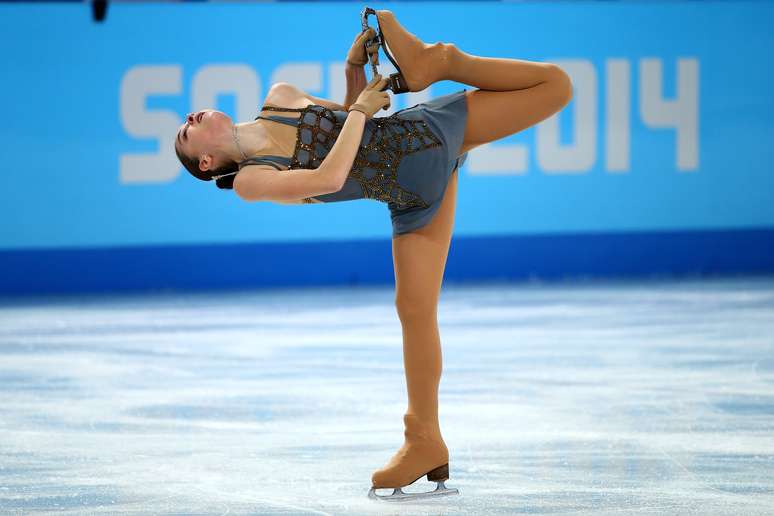 <p>A russa Adelina Sotnikova, de apenas 17 anos, emocionou a plateia em Sochi nesta quinta-feira e conquistou a medalha de ouro da apresentação feminina da patinação artística nos Jogos Olímpicos de Inverno 2014. Segunda colocada na performance de quarta, ela teve uma atuação impecável desta vez para superar a sul-coreana Yuna Kim, que havia sido campeã há quatro anos, em Vancouver. </p>