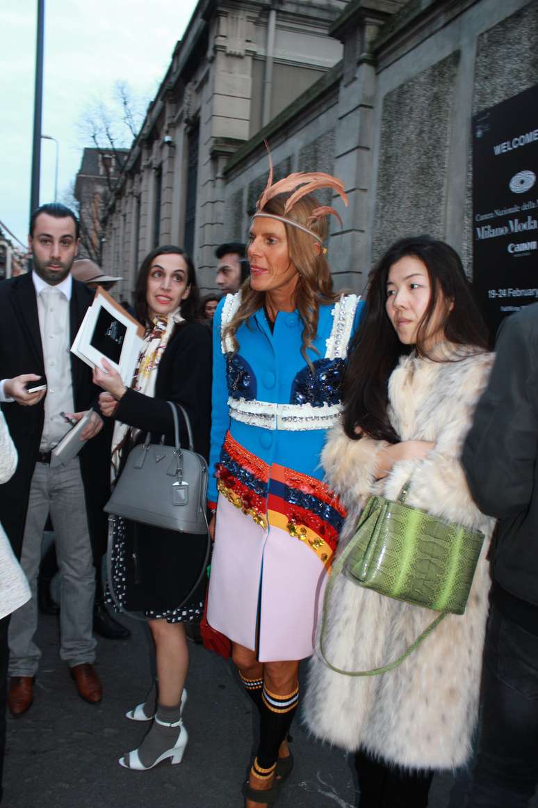 <p>Anna Dello Russo (de azul), editora da Vogue japonesa, vestiu look 100% Prada para o desfile da grife</p>