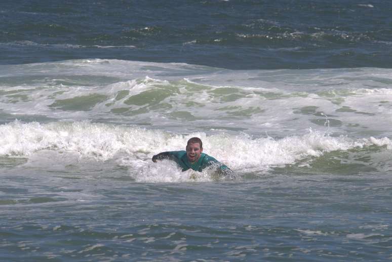 Cauã Reymond aproveitou as ondas da praia da Barra da Tijuca, nesta quinta-feira (20), no Rio de Janeiro, para surfar. Ele estava com um amigo