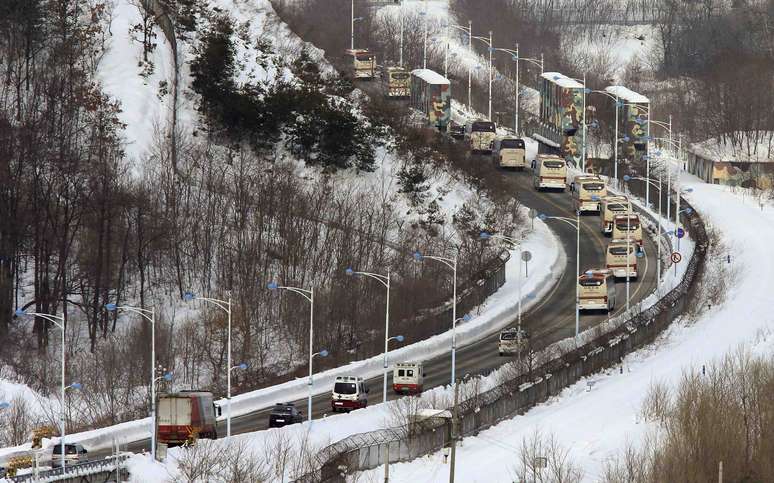 Um total de 82 idosos sul-coreanos, acompanhados por 58 familiares, tomaram vários ônibus em direção à militarizada fronteira que divide as duas Coreias