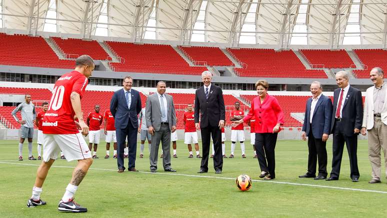 <p>Dilma chegou a mostrar habilidade durante o lançamento do estádio, dando um passe para o meia argentino D'Alessandro</p>