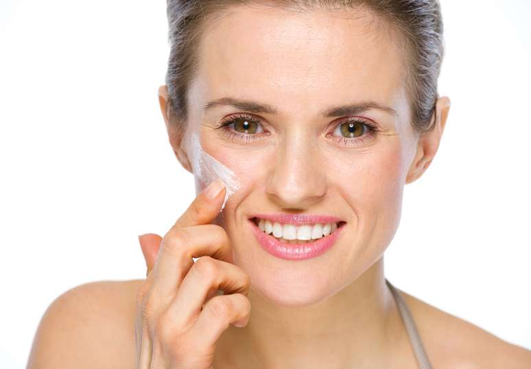 Com o rosto limpo, aplique os produtos com f&oacute;rmulas mais leves, depois os mais encorpados, e, por &uacute;ltimo, os cremes mais pesados