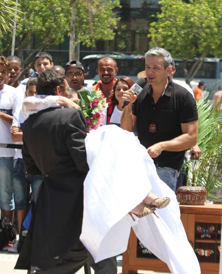 Otaviano Costa chamou a atenção de pessoas que passavam pela Barra da Tijuca, zona oeste do Rio de Janeiro, durante uma gravação nesta quinta-feira (20)