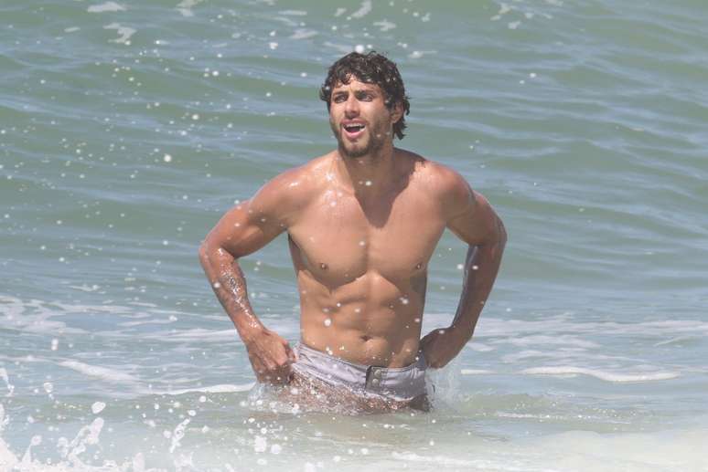 Jesus Luz foi fotografado nesta quinta-feira (20) na praia da Macumba, no Rio de Janeiro. O ex-namorado de Madonna se refrescou com um mergulho no mar e mostrou um tanquinho definido