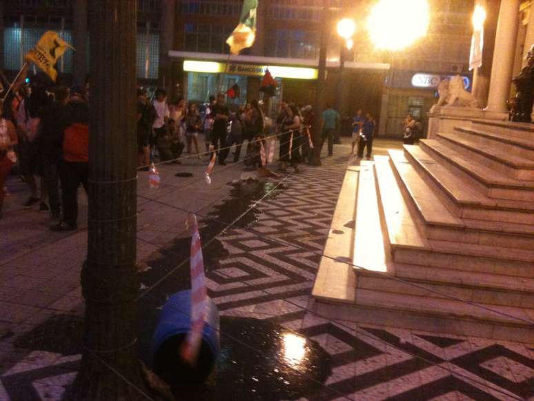 Manifestantes jogaram um balde com fezes e urina em frente à prefeitura