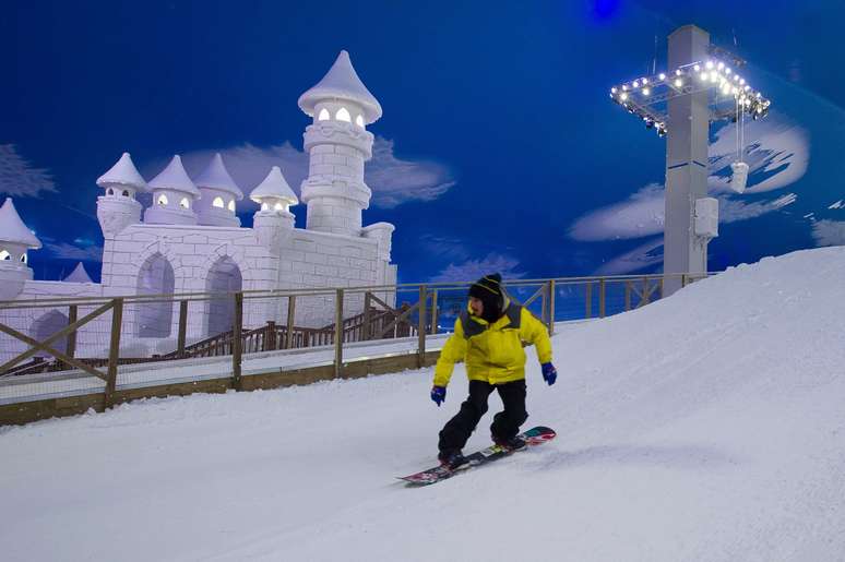 Snowland, em Gramado-RS, tem montanha de neve