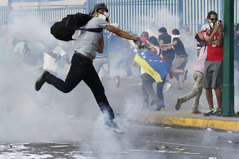 Há quase 20 dias, milhares de venezuelanos protestam nas ruas contra preocupações que vão desde a piora da economia até a insegurança no dividido país