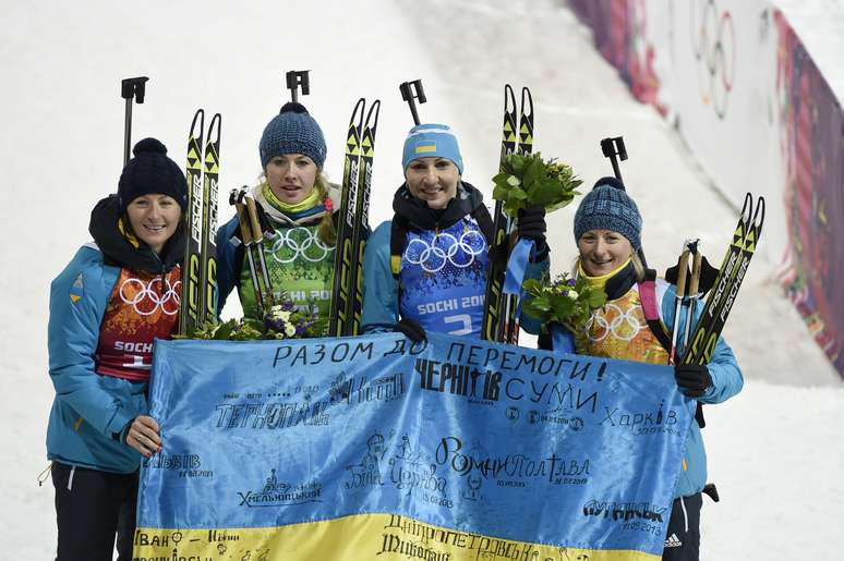 Vita Semerenko, Juliya Dzhyma, Olena Pidhrushna e Valj Semerenko comemoram a medalha de ouro no revezamento do biatlo 4x6 km