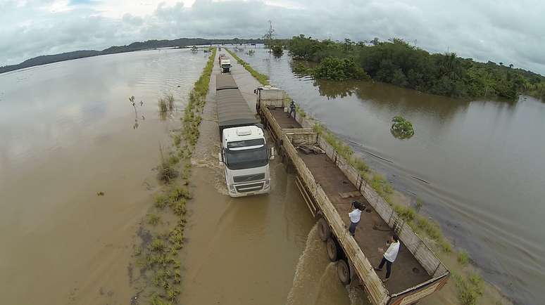 <p>Trecho da BR-364 inundado pelas águas do Rio Madeira na ligação entre Rondônia e o Acre</p>
