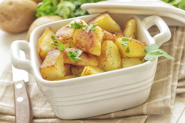 <p>Ricas em potássio, as batatas ajudam a diminuir a pressão do sangue</p>