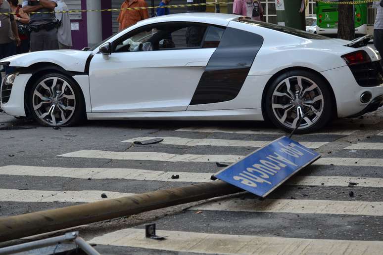 O carro derrubou o semáforo e uma placa de sinalização no Largo do Arouche