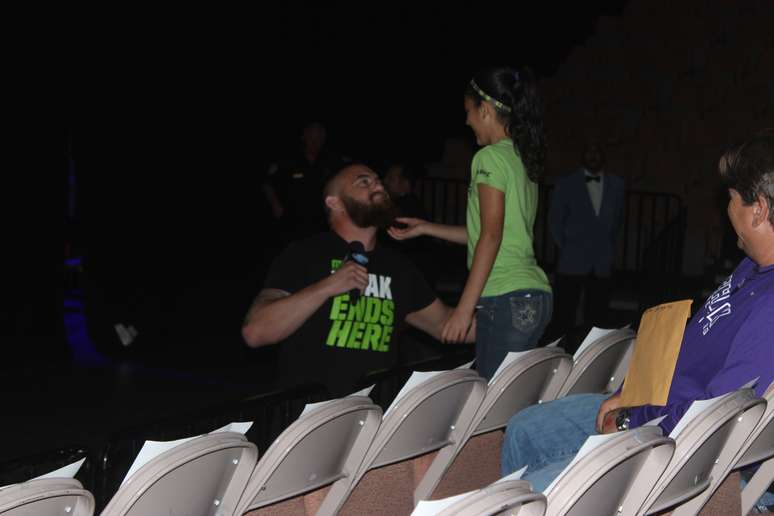 <p>Crian&ccedil;a entrou na brincadeira e foi tocar a barba de Browne</p>