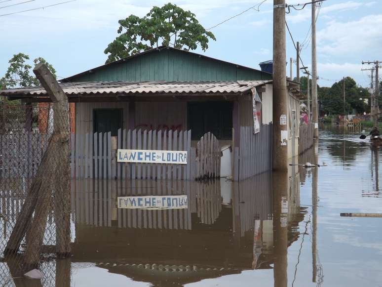 <p>Mais de 2,5 mil imóveis comerciais e residenciais na zona urbana de Rio Branco foram afetados pela enchente</p>