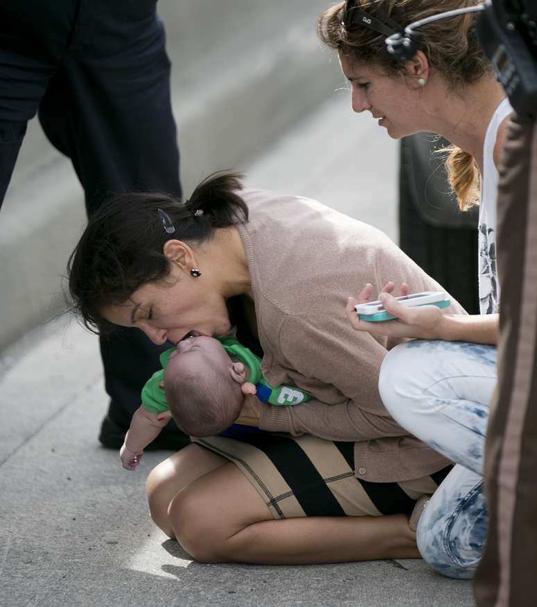 Pamela Rauseo, tia de Sebastian, aplica procedimento de primeiros socorros na criança