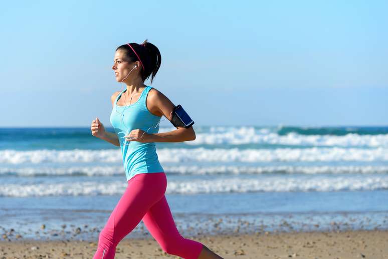 Prática que trabalha os mesmos músculos da caminhada, mas exige um condicionamento físico mais forte, a corrida pode trazer bons resultados, eliminando 600 calorias em 30 minutos 