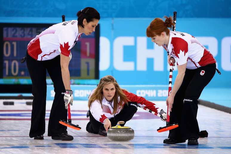 <p>Companheiras de Jennifer Jones destacam a liderança da capitã canadense</p>