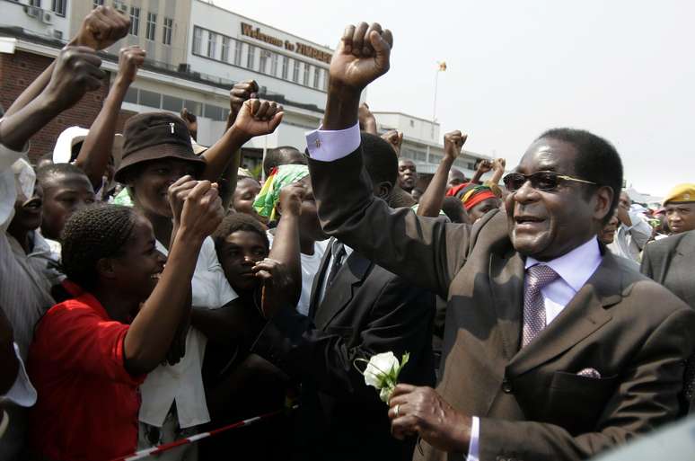 <p>Robert Mugabe é recebido com festa pelo povo no aeroporto de Harare, capital do Zimbábue, após participar de Assembléia Geral da ONU, em Nova York, em setembro de 2008</p>