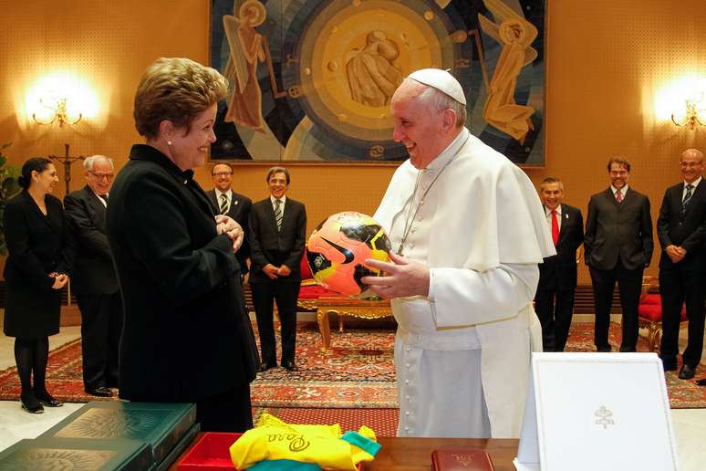 Papa recebeu também uma bola autografada por Ronaldo