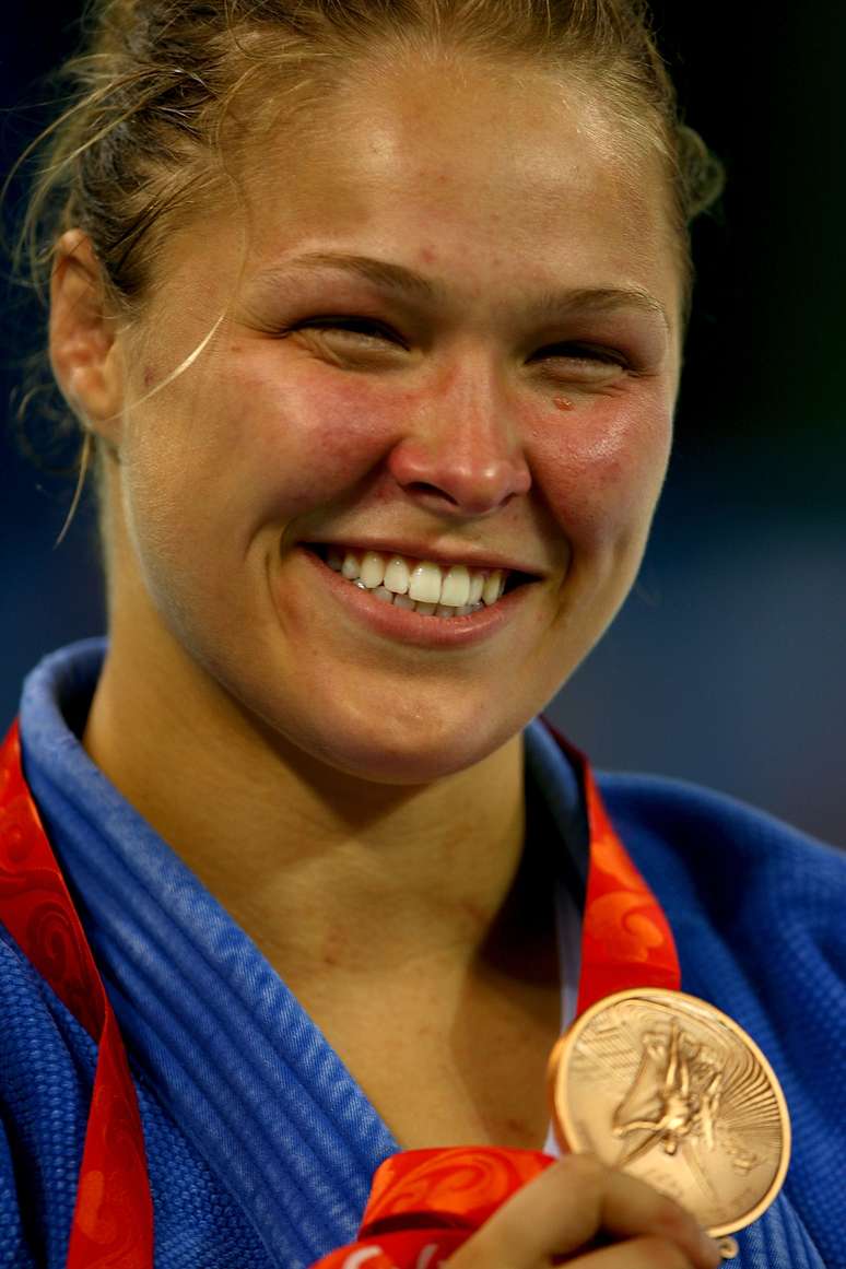 <p><strong>Ronda Rousey (EUA): </strong>a mãe da campeã, Ann Maria DeMars, foi a primeira mulher americana a vencer um campeonato de judô. Ronda foi medalha de bronze no judô na Olimpíada de 2008. Vai enfrentar Sara McMann (EUA) no UFC 170</p>