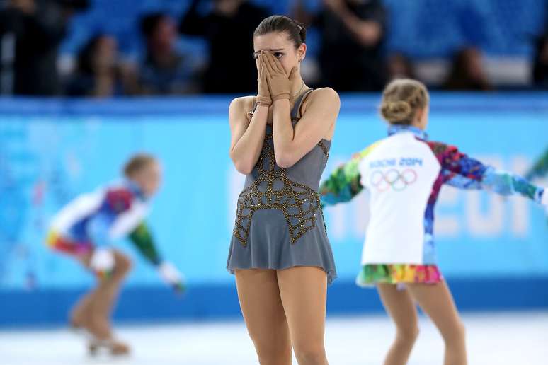 <p>Adelina Sotnikova se emociona com medalha de ouro</p>