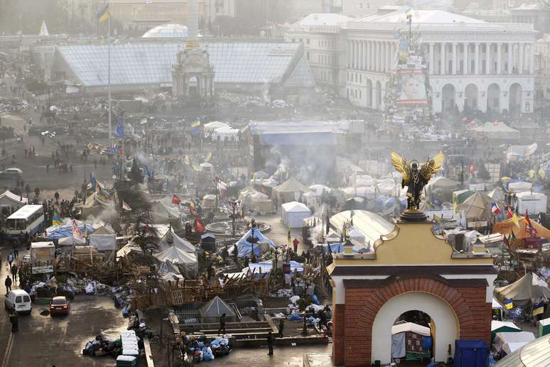Milhares de manifestantes permanecem na Praça da Independência, na capital Kiev