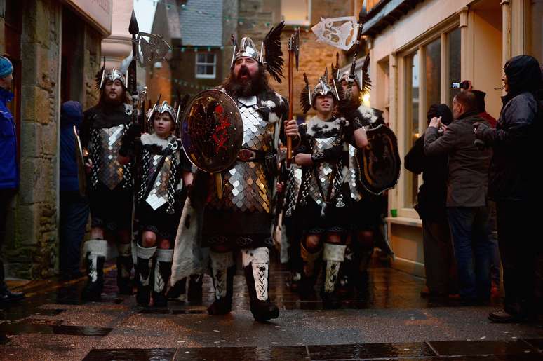 Homens se fantasiaram de vikings em recente festival da cultura nórdica na Inglaterra