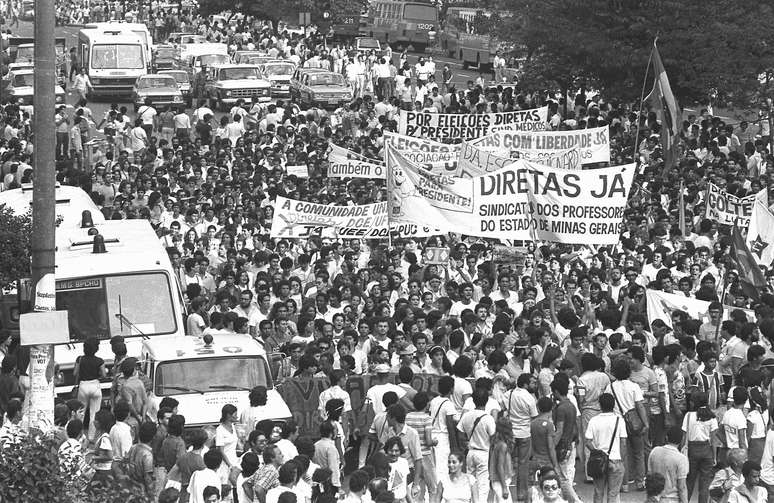 Do alto do prédio, Prates fotografou, no meio da multidão, os ônibus e as viaturas do batalhão de choque da Polícia Militar, que acompanharam o protesto com centenas de militares