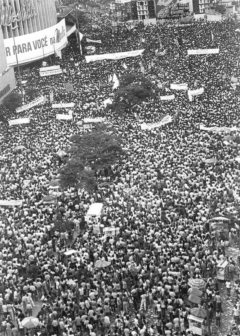 Ato levou mais de 300 mil pessoas à Praça da Rodoviária no centro de Belo Horizonte em 24 de fevereiro de 1984