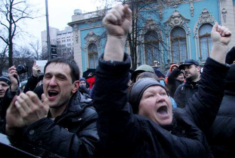 Ucranianos comemoram decisão do Parlamento, que acusou presidente de "abandono de funções"