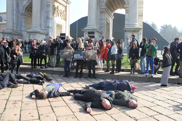 Um pequeno grupo fazia um protesto contra o uso da pele pelas casas de moda italianas